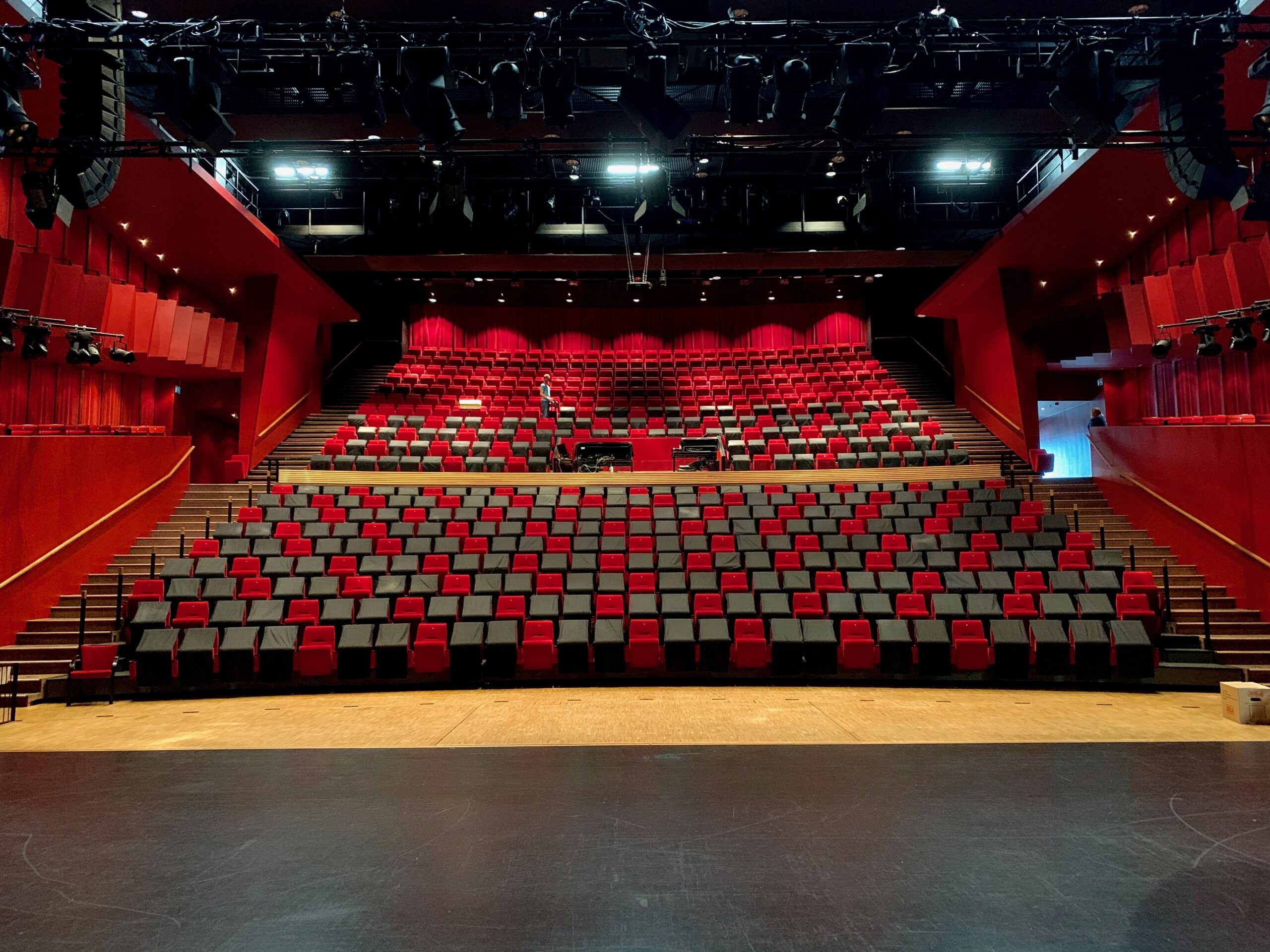 Grå seter: spesialsydde setetrekk som viser hvor mange som kan sitte i salen under pandemien. Nå tror flere kulturhus at de også må plukke ut dem med bostedadresse utafor egen kommune og pusle salene sammen på nytt. Sal i Arendal kulturhus.