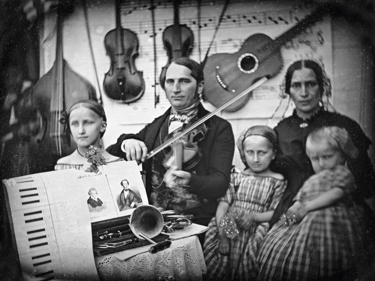 Det eldste musikkfotoet i norske arkiver. Daguerrotypi fotografert 1852. Organist og stadsmusikant i Arendal med familie.