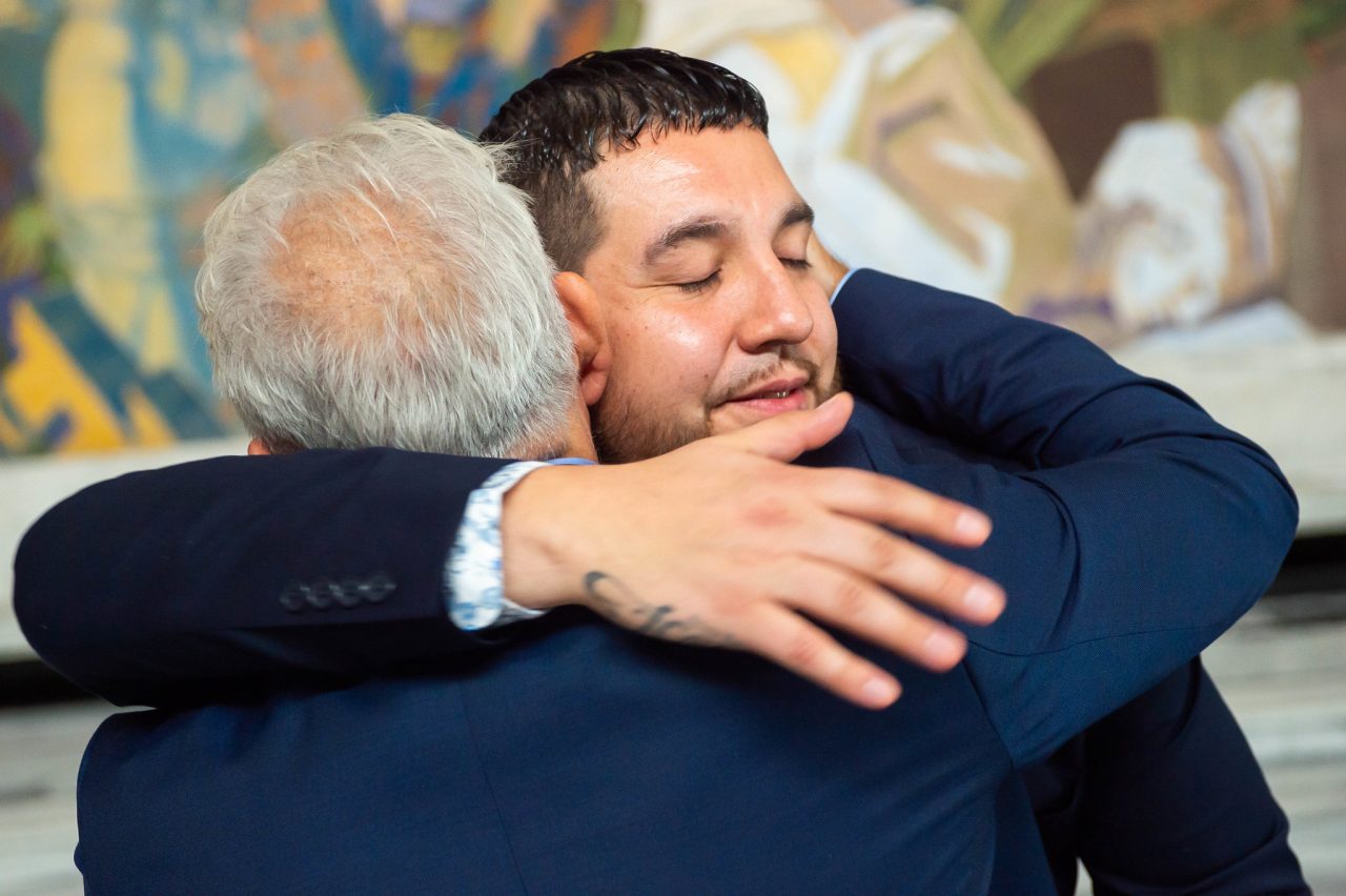 Jonathan Castro og faren. Castro tok i mot Oslo bys kunstnerpris 2019 på vegne av SPKRBOX, som fikk prisen for konsertforestillingen Blokk til blokk