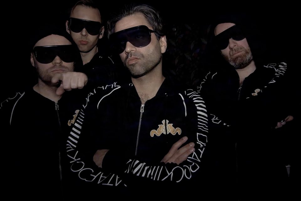 – Jeg tror ikke noen av oss forestilte seg at vi skulle spille i 36 land og holde på så lenge, sier Fredrik Saroea om Datarock, over 20 år etter oppstarten.