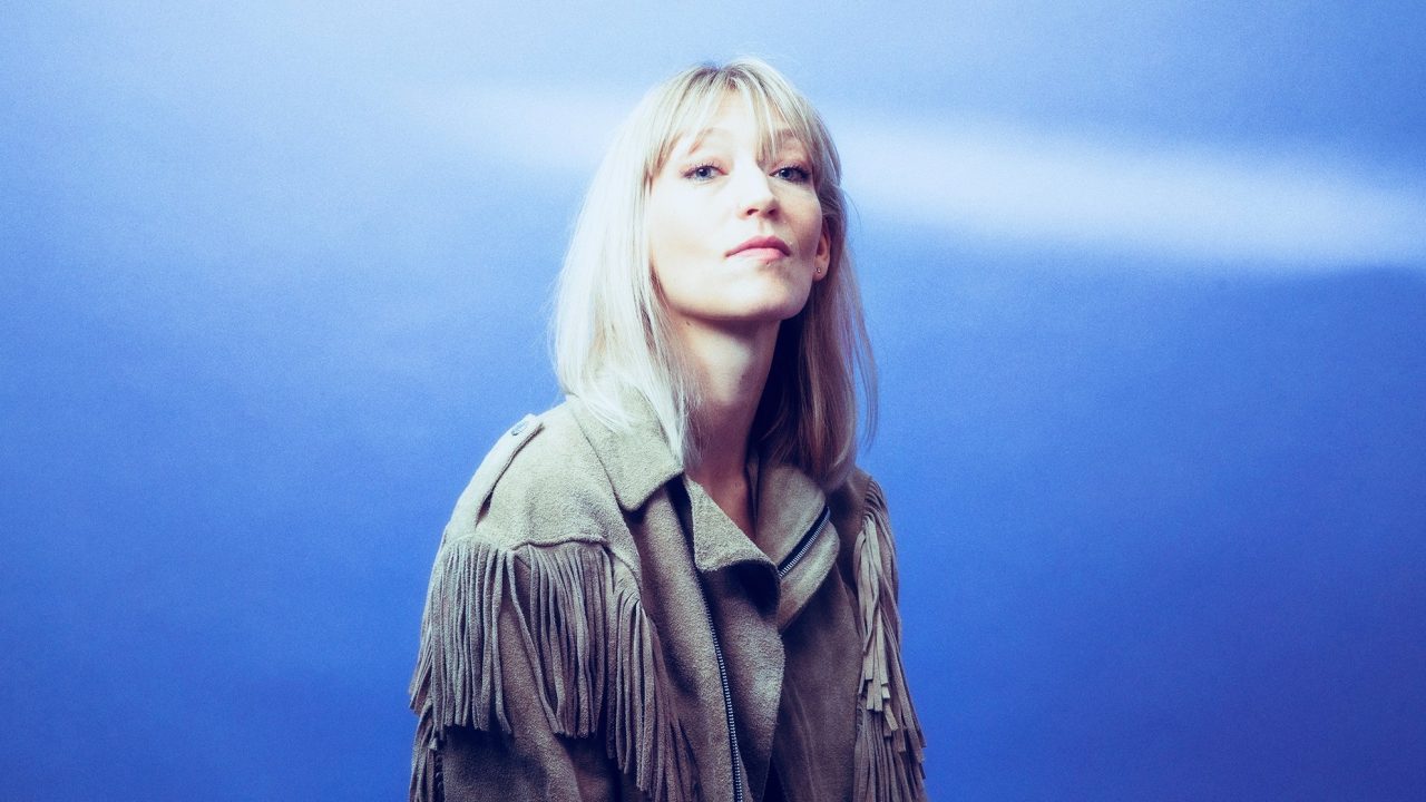 Hilma Nikolaisen slipper sin tredje soloplate 12. februar. Den har et ganske annet lydbilde fra tidligere – Heritage er nedstrippet, nærmest akustisk.