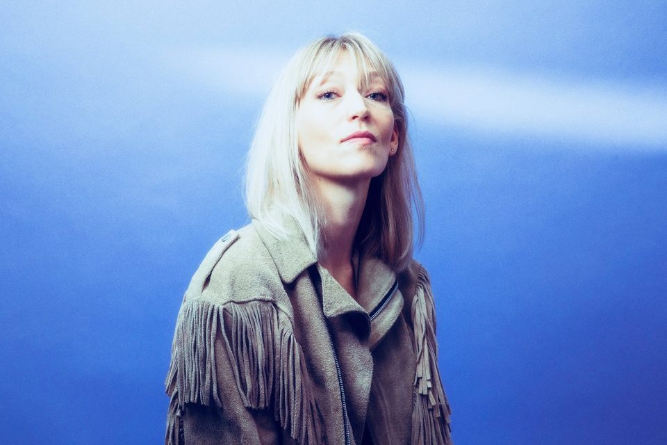 Hilma Nikolaisen slipper sin tredje soloplate 12. februar. Den har et ganske annet lydbilde fra tidligere – Heritage er nedstrippet, nærmest akustisk.