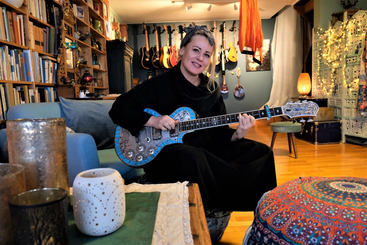 Unni Wilhelmsen hjemme i stua med sin nye Teye La India gitar.