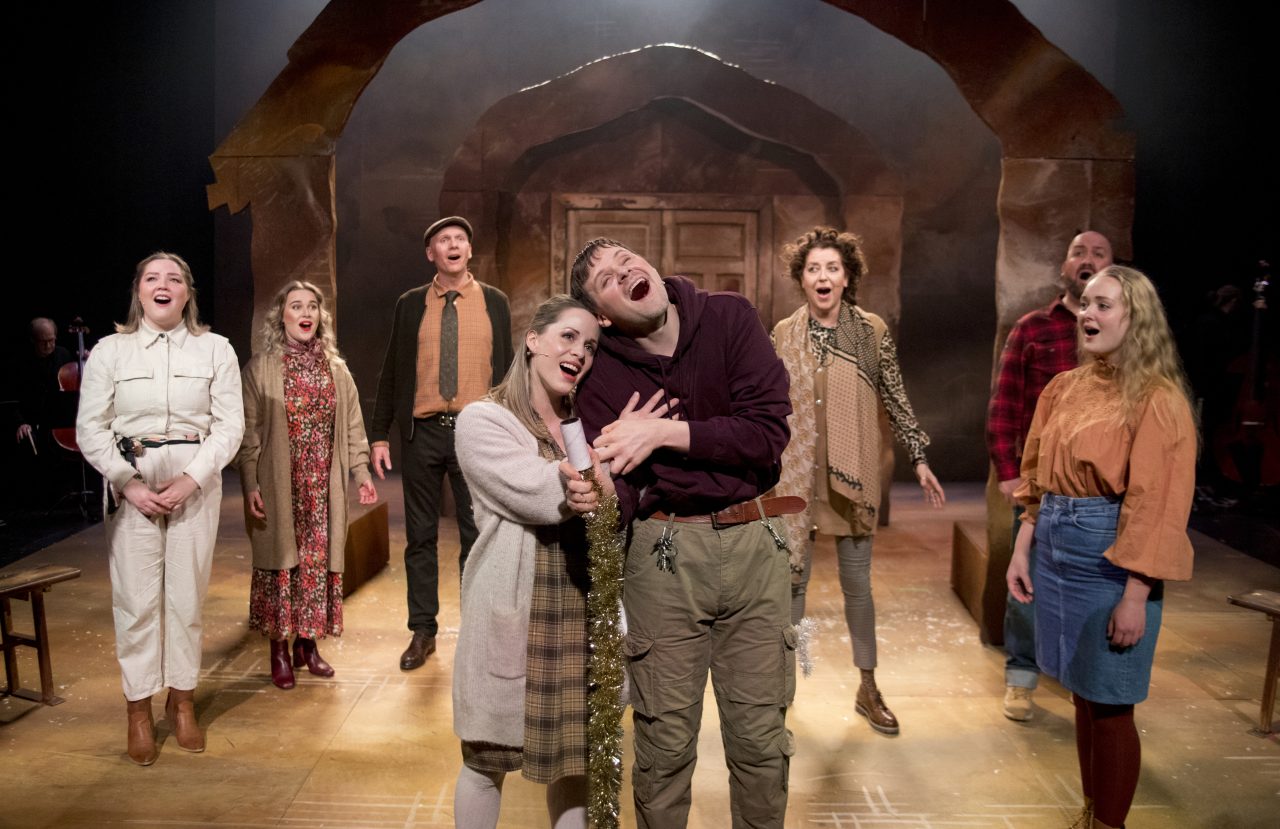 Musikerne i Nordland Teaters «Så som i himmelen» – fiolinist og visesanger Emilie Heldal Lidsheim i midten