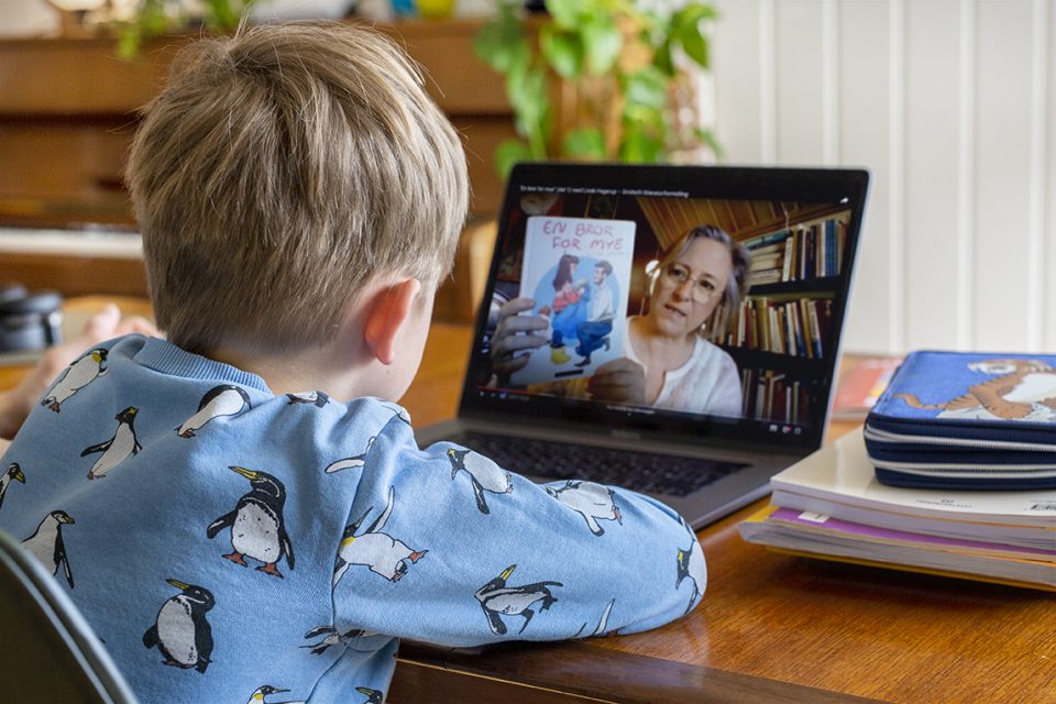 Digitalt forfatterbesøk på hjemmeskolen i DKS Viken, med forfatter Linde Hagerup som leser fra En bror for mye.