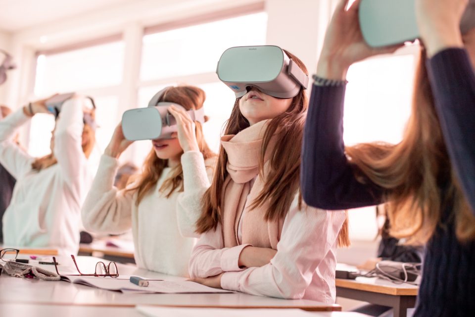 Bilde fra DKS produksjonen Så Hyggelig!, et virtuelt forfatterbesøk av Christian Marstrander i 2019.