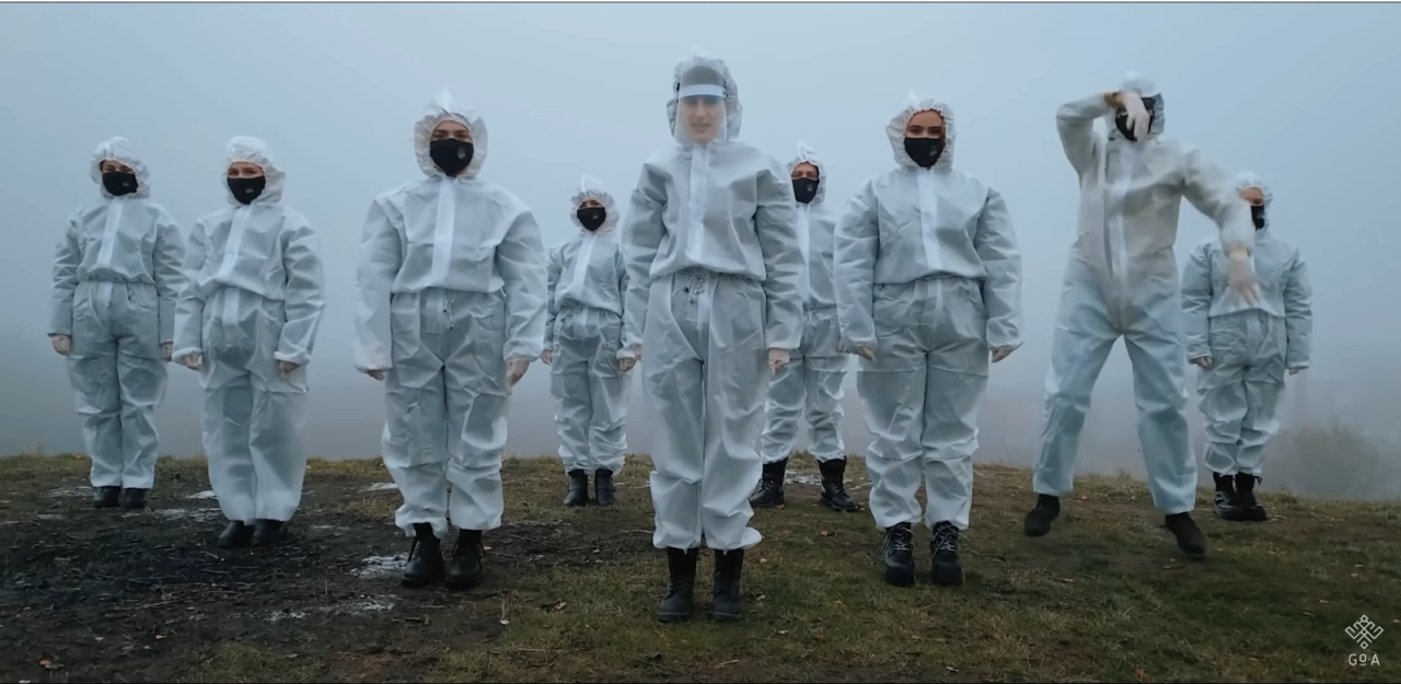 Han ene som først går bananas: Skjermbilde fra det ukrainske MGP bidraget Go A «ШУМ» («Shum»)