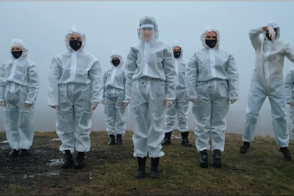 Han ene som først går bananas: Skjermbilde fra det ukrainske MGP bidraget Go A «ШУМ» («Shum»)