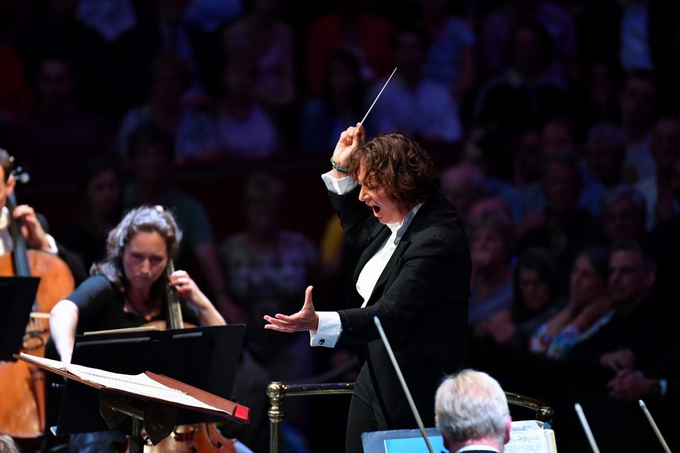 – Jeg bestemte meg for å gjøre stemmen til hovedinstrumentet mitt, men beholdt dirigentdrømmen for bedre tider, forteller Nathalie Stutzmann, dirigent og kontra alt.