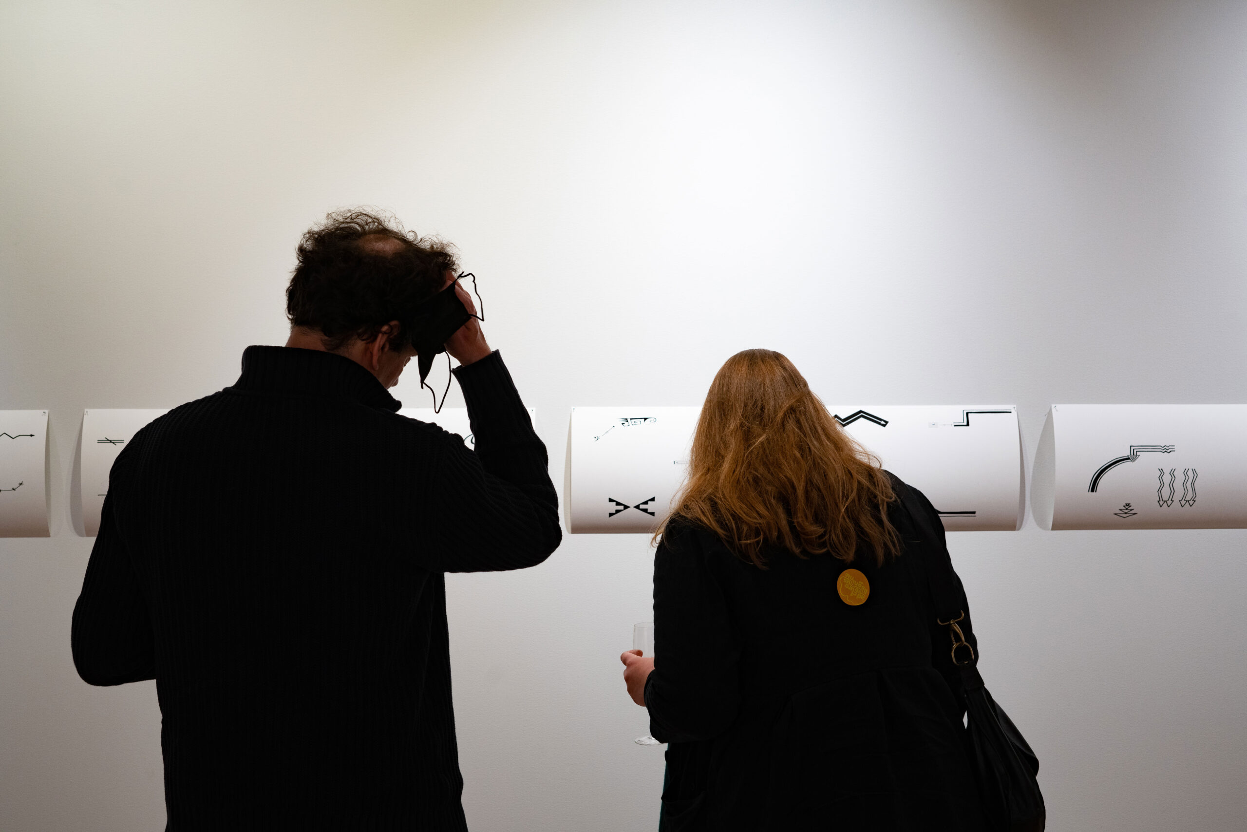 Publikummere studerer Raven Chacons partiturer under åpningskvelden til Borealis 2021.