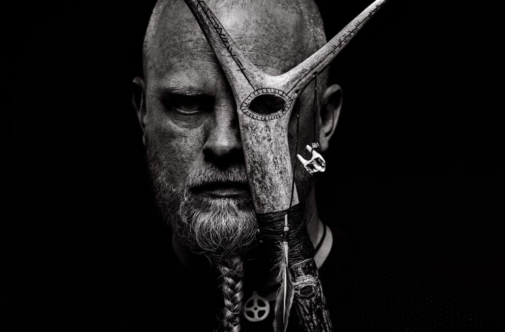 Wardruna og frontmann Einar Selvik ligger på verdenstoppen med det nye albumet, Kvitravn