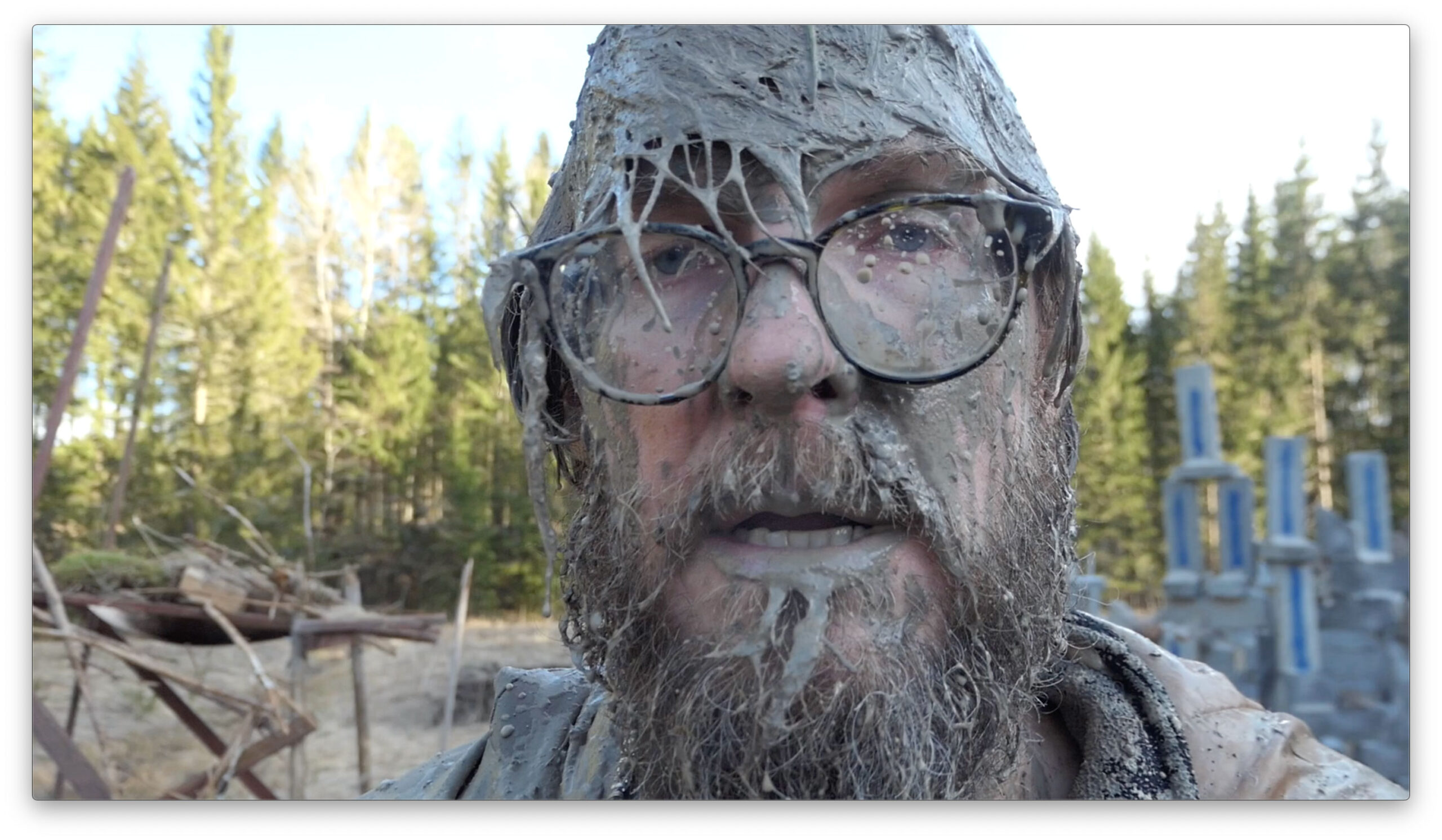 Ballades anmelder reflekterer: «Hva i all verden er det Trond Reinholdtsen holder på med?» Og fargen på plata reflekterer det metamusikeren har i ansiktet på pressebildet. Vi regner med det er søle.