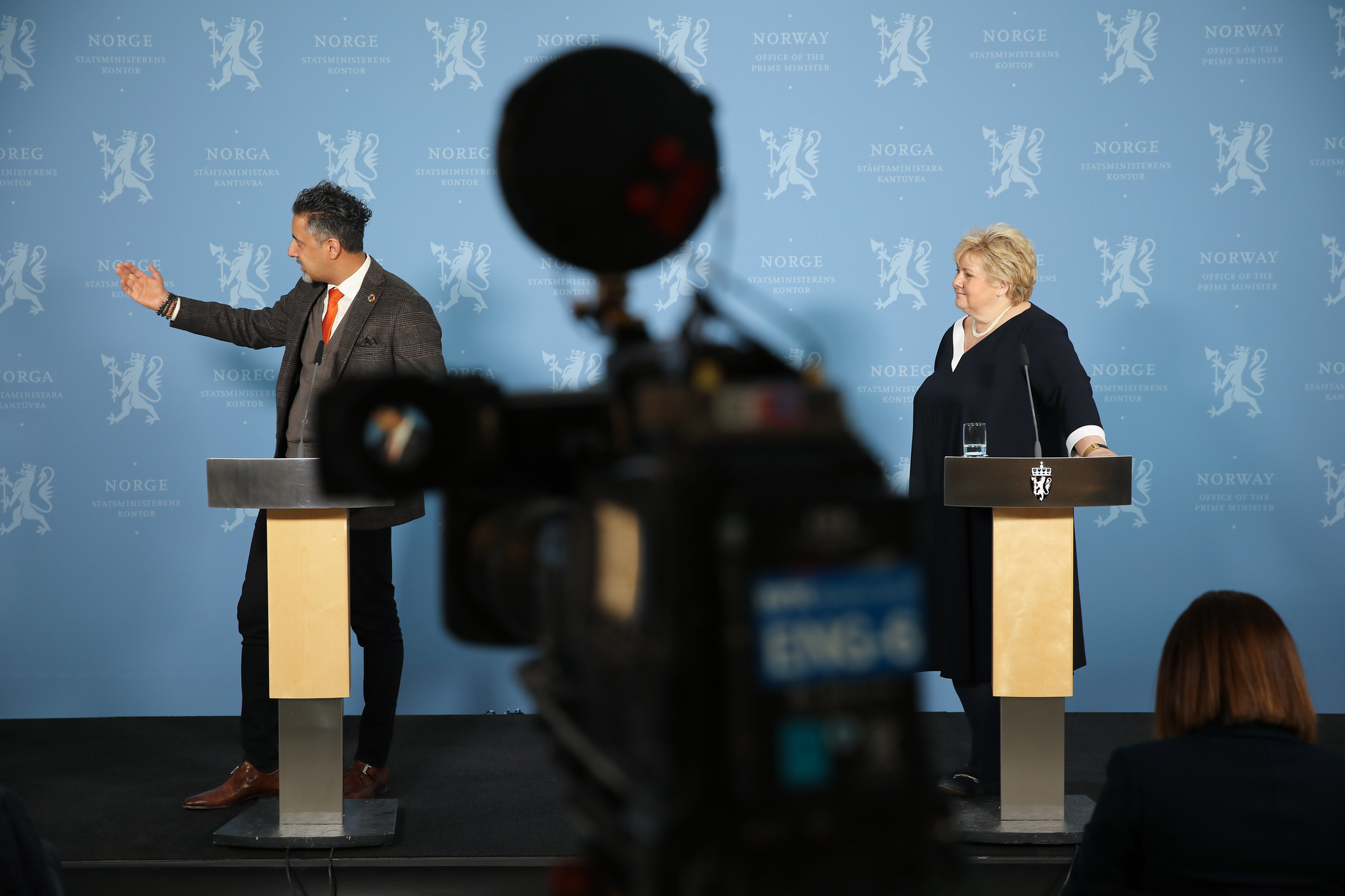 Kultur og likestillingsminister Abid Raja sammen med statsminister Erna Solberg