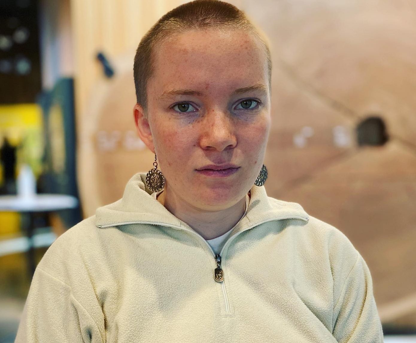 Hilja Løvvik i inngangen til Klimahuset i Botanisk hage, Oslo