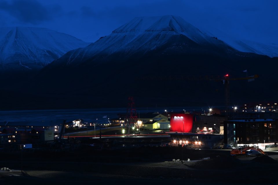 Longyearbyen kulturhus på Svalbard, lyssatt i rødt under Red Alert aksjonen onsdag 30. september