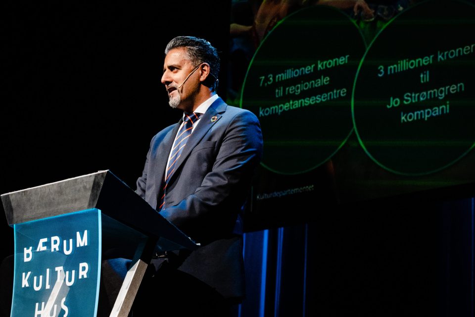 Abid Raja (V) la fram forslag til kulturbudsjett onsdag 7. oktober i Bærum Kulturhus