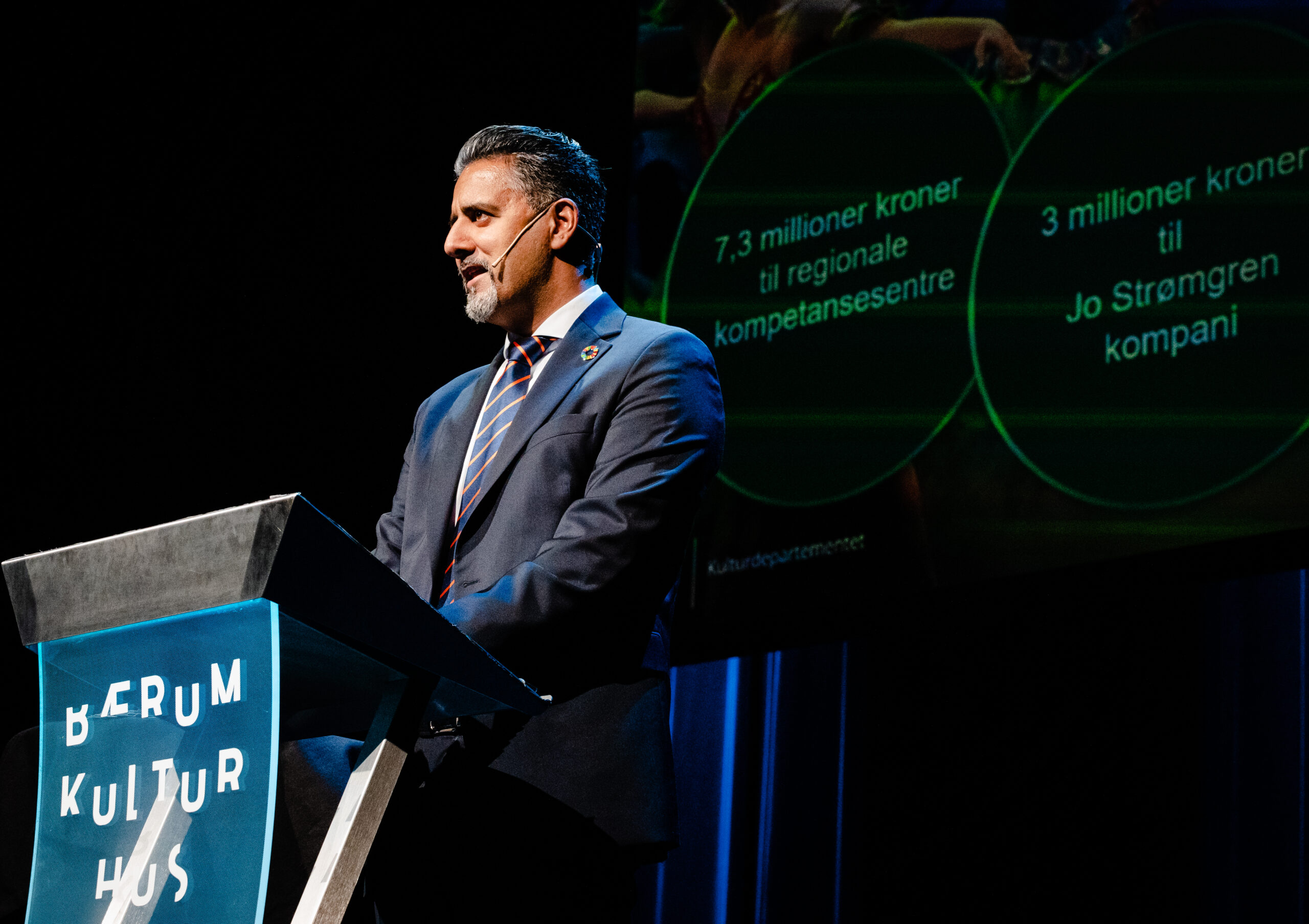 Abid Raja (V) la fram forslag til kulturbudsjett onsdag 7. oktober i Bærum Kulturhus