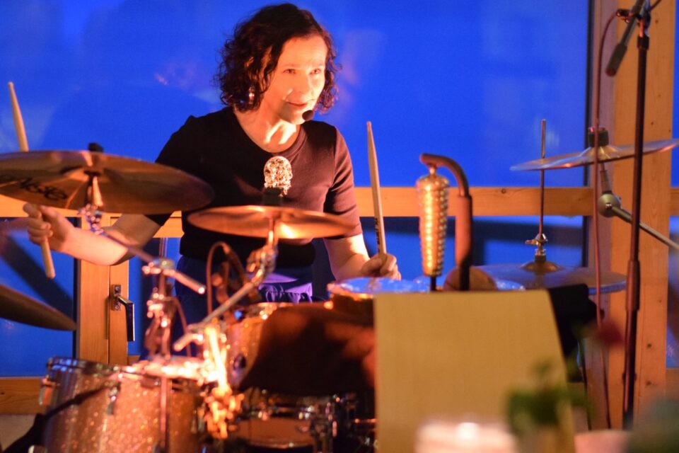 Kari Heimen under slippkonserten for albumet «Historier – Vi hentes hjem» på Alta museum 13. november.