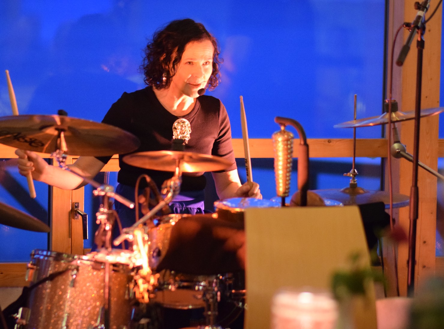 Kari Heimen under slippkonserten for albumet «Historier – Vi hentes hjem» på Alta museum 13. november.