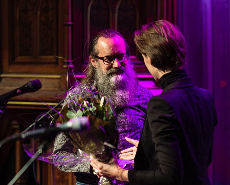 Egil Hegerberg mottar Prøysenprisen av kulturminister Anette Trettebergstuen