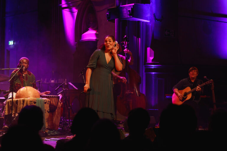 På vinger inn i Sarah Camilles fortellerverden