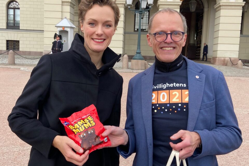 NOE Å TYGGE PÅ: Anette Trettebergstuen kommer de frivillige i møte