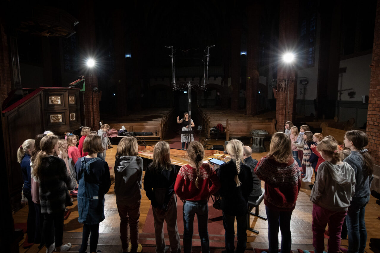 Fra innspillingen av Stille grender i Uranienborg kirke i Oslo, februar