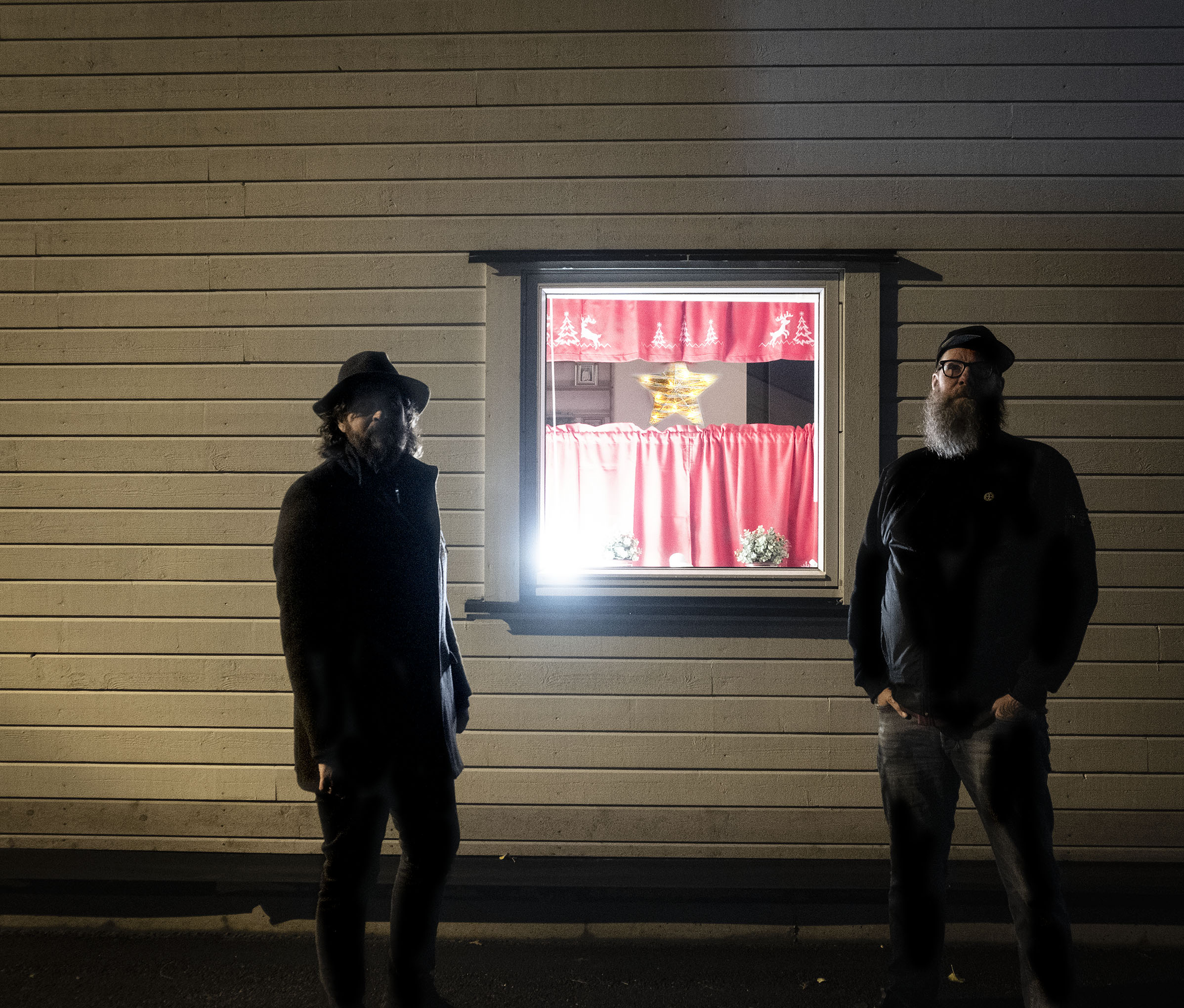 Utan Dom. En duo fra Sarpsborg som staver bandnavnet fast med punktum.