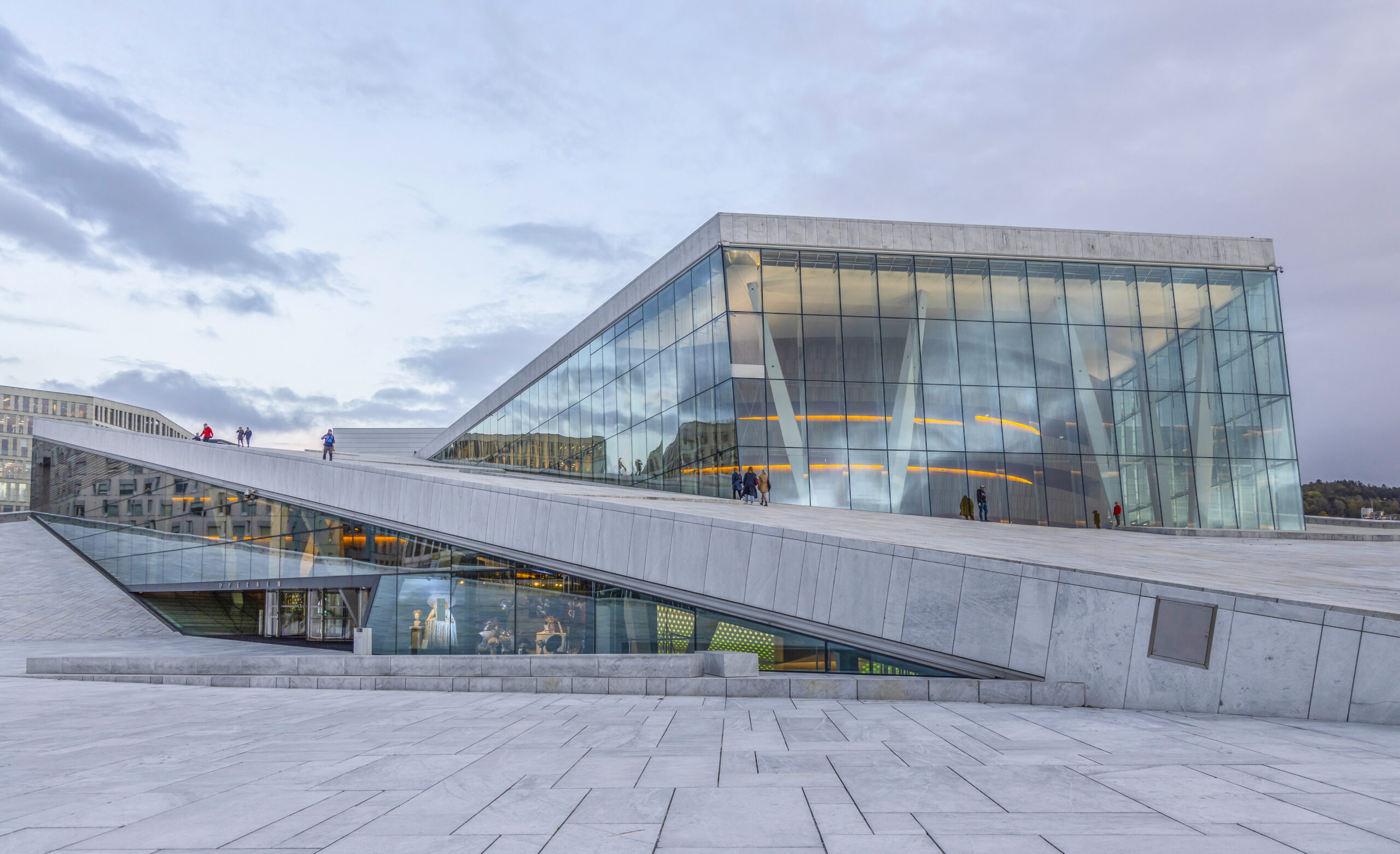 STENGTE SALER – IGJEN: Operaen må nytes kun fra utsiden i ukene som kommer.