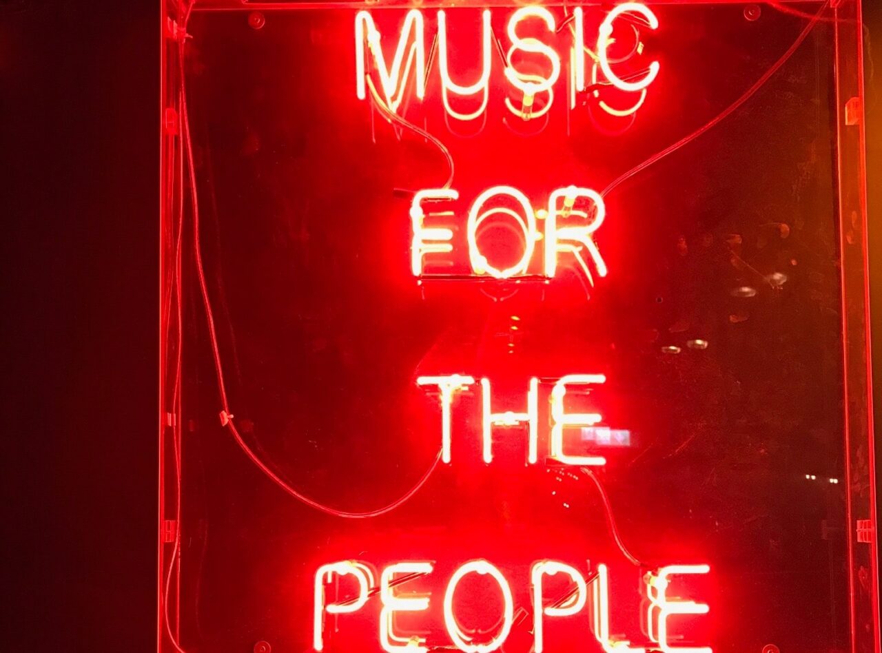 Tallie robinson yZlNNzVHsYg unsplash Photo by Tallie Robinson red