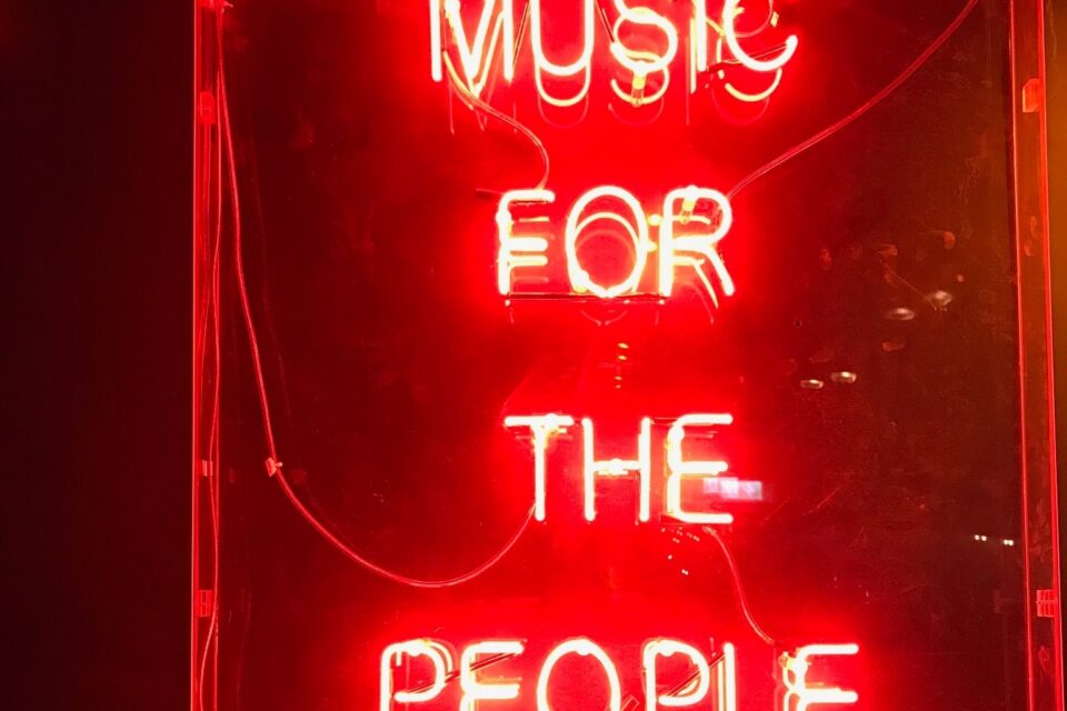 Tallie robinson yZlNNzVHsYg unsplash Photo by Tallie Robinson red