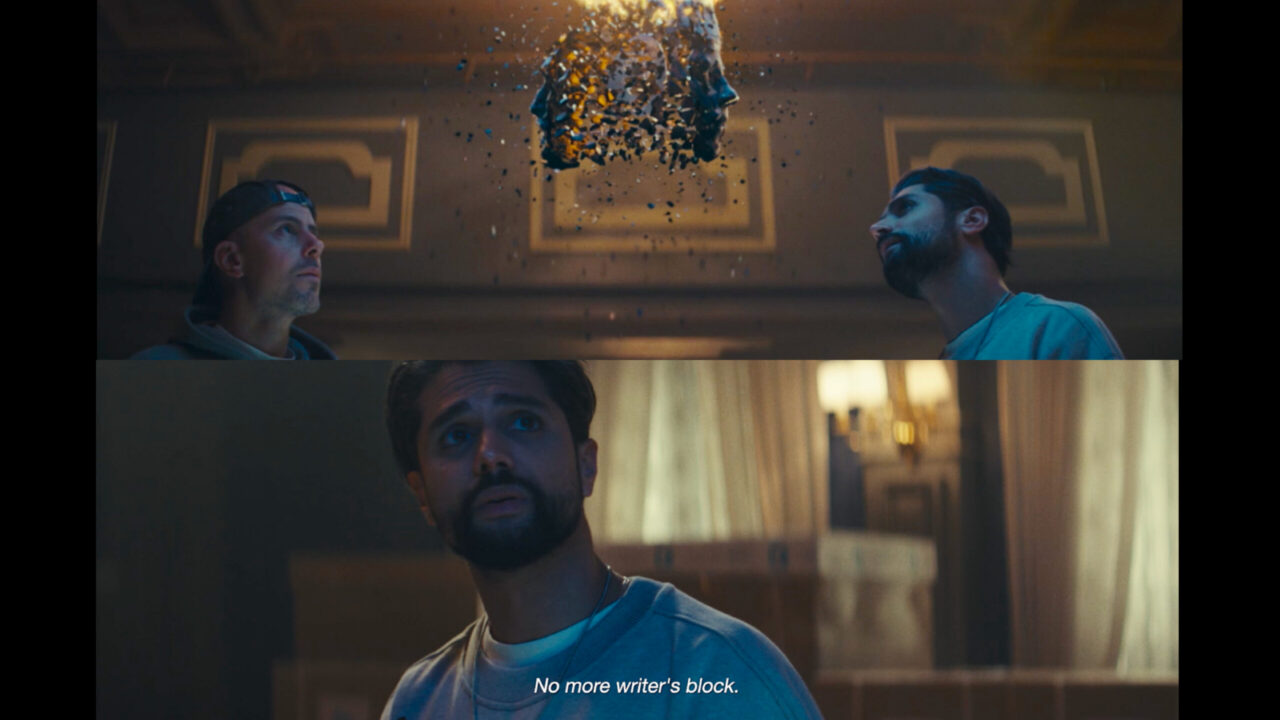 Omar Sheriff spilles av nå, på nettet. Her spiller Magdi (t.v.) og Chirag at de tar i øyesyn noe som kommer på døra i herskapshuset deres i Skien. Innholdet i pakkene skal (?) virke mot skrivesperre.