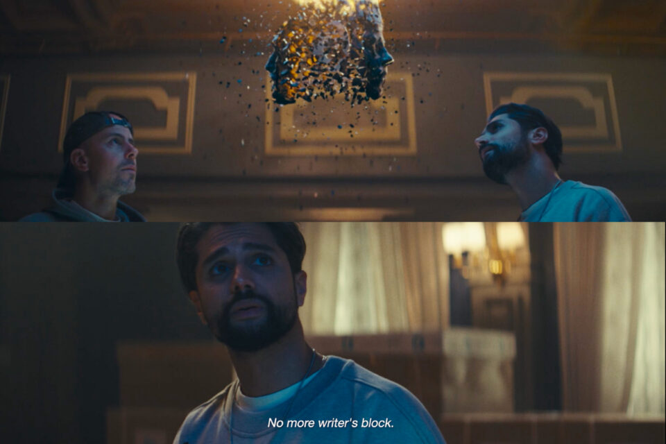 Omar Sheriff spilles av nå, på nettet. Her spiller Magdi (t.v.) og Chirag at de tar i øyesyn noe som kommer på døra i herskapshuset deres i Skien. Innholdet i pakkene skal (?) virke mot skrivesperre.