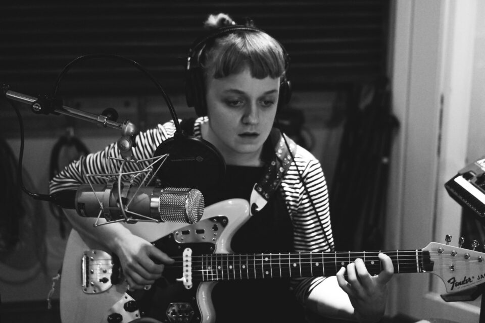 Ingeborg Oktober under innspilling i Brygga Studio i Trondheim.