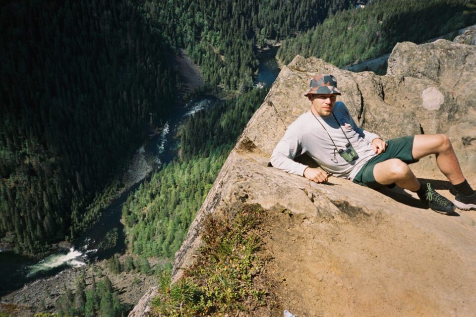 Veldg norsk rapper poserer på hjemsted: Ivan Ave