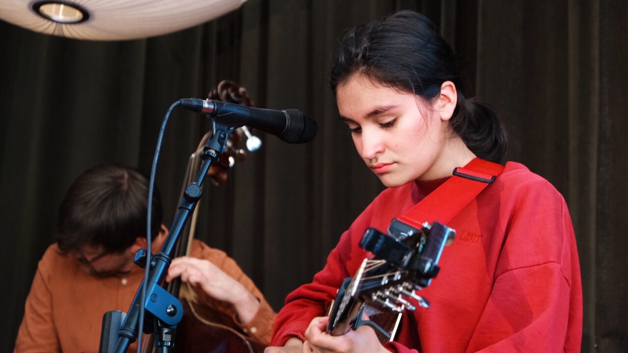 Daniela Reyes spilte konsert før hun snakka fag og framtid, i Drammen