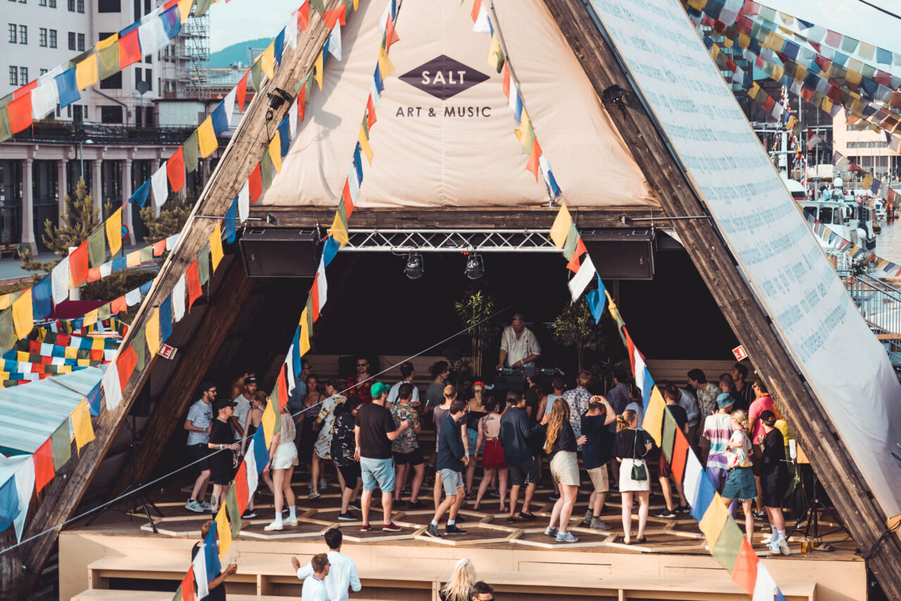 Dagfest på SALT for å feire 30 år med norsk klubbmusikk. Alle danser i hver sin ring