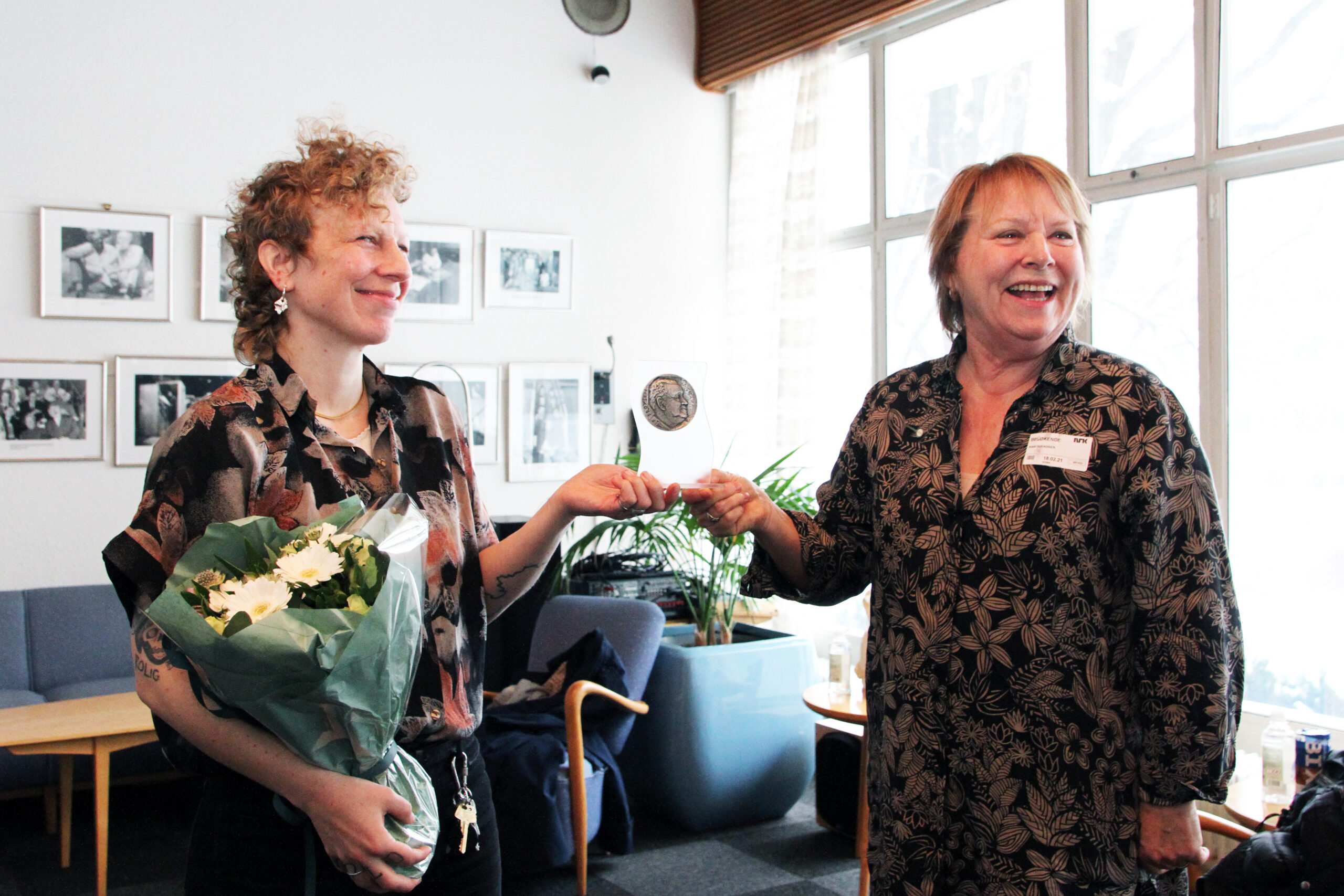 Tuva Syvertsen fra Valkyrien Allstars mottar Prøysenprisen 2020 fra prisutdeler Kari Svendsen