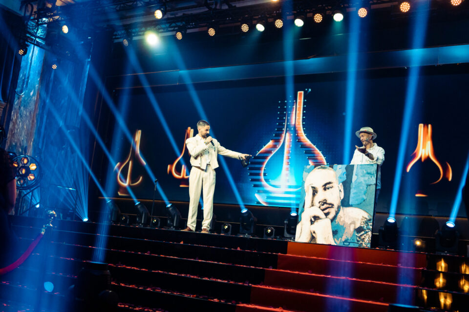 Chris Holsten mottar Spelleman for Årets låt