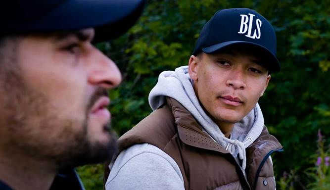 Leo Ajkic (t.v.) med artisten han manager; Marcus «Kamelen», stillbilde fra filmen.