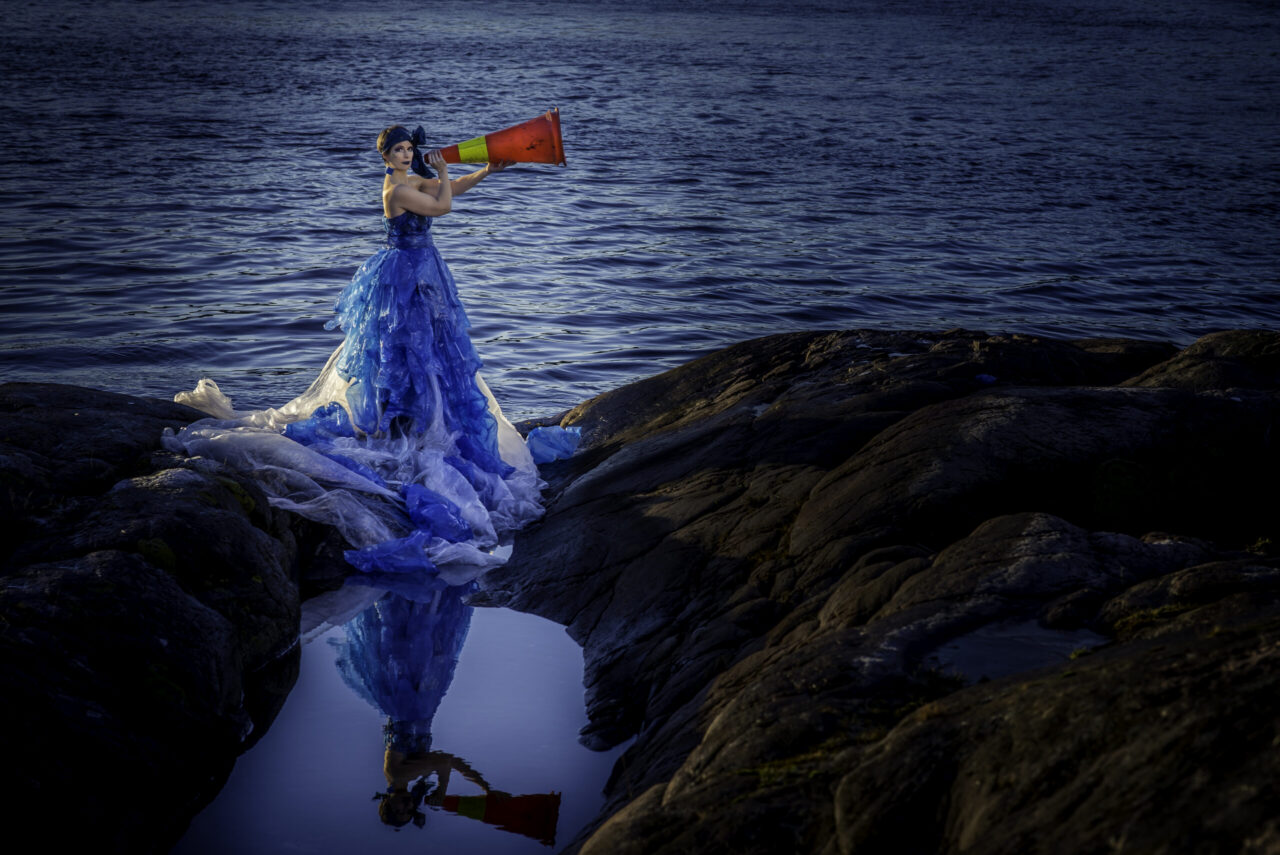 Bodil Rørtveit med trafikkjeglen, ett av instrumentene av brukt plast – på omslagsbildet til Sustain