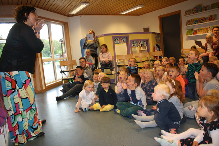 Sonia Loinsworth aktiverer barnehagebarn på en av sine forestillinger.