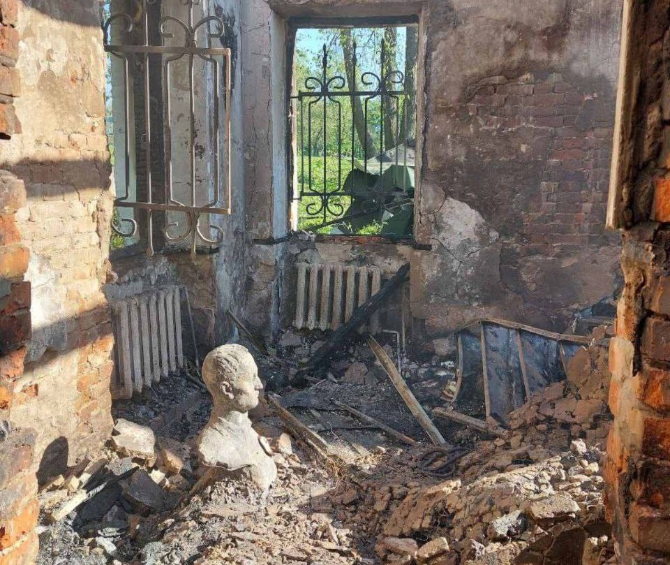 Byste av Skovoroda i ruiene til museet 7 mai