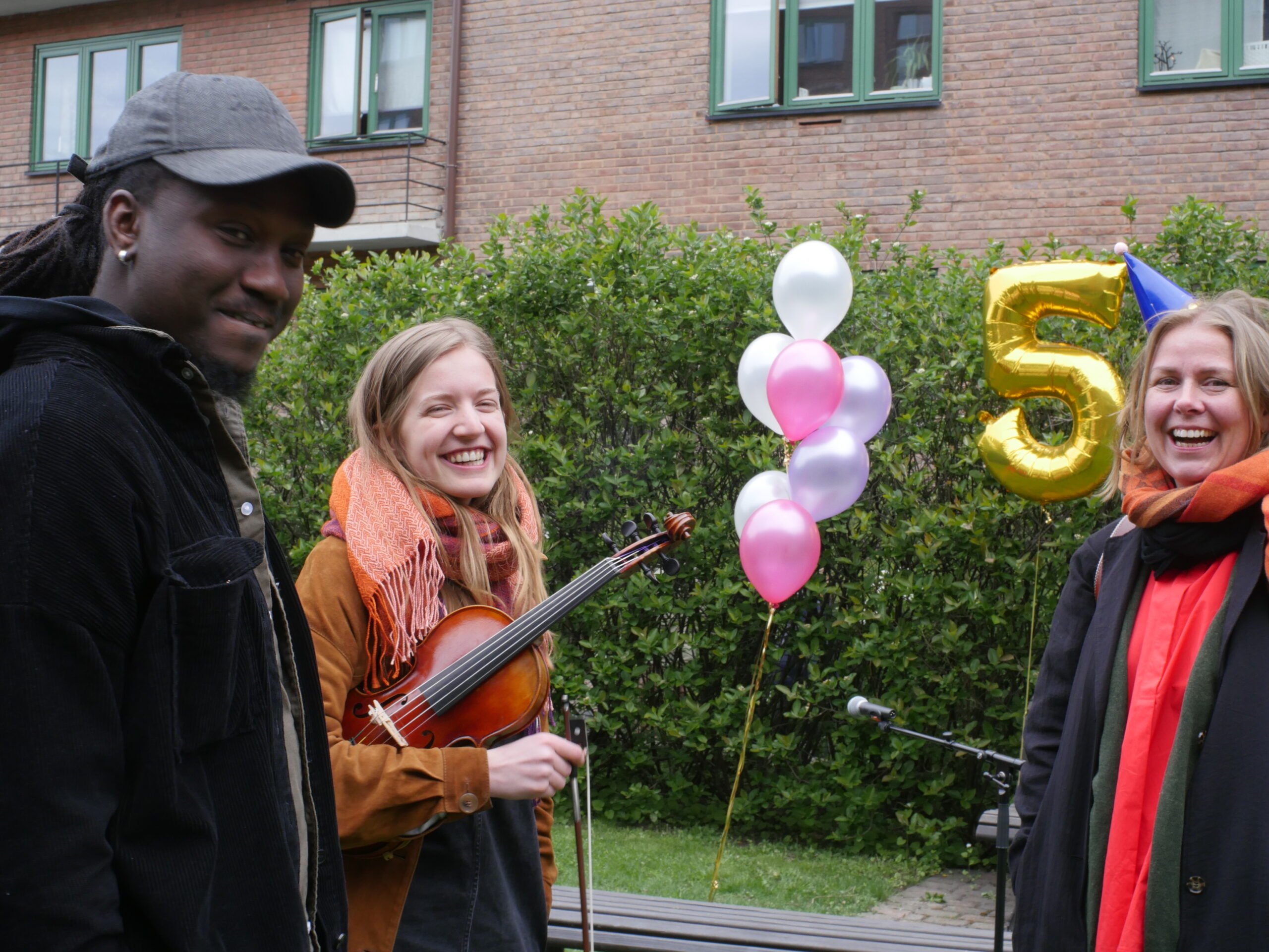 JM Norway, organisasjonen for ungdom og musikk, fyller 50 år. Feiringen skal skje gjennom hele året, men 7. mai markerte starten på jubileumsåret. På bildet er fra venstre musiker Ibou Cissokho, musiker Selma French Bolstad og leder av JM Norway, Ingunn Sand