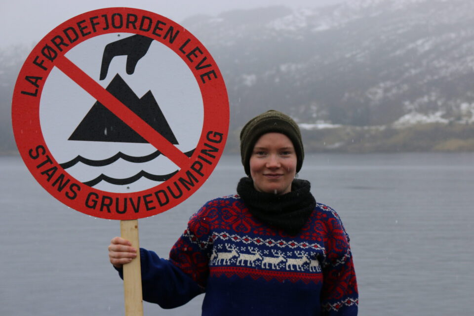 Hilja Løvvik protesterer mot utbygging i Førdefjorden.