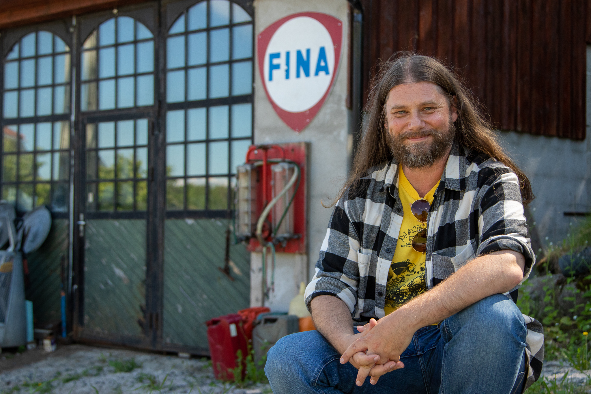 Jacob Holm Lupo foran en nedlagt Fina stasjon på Sandøya i Porsgrunn kommune