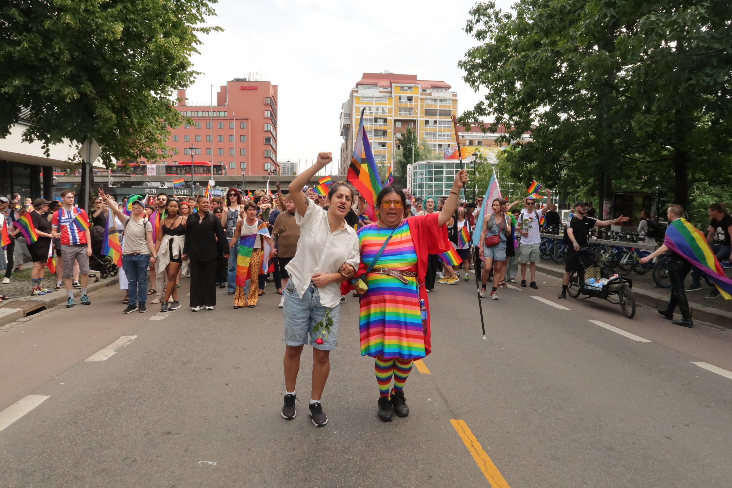 Fra den spontane paraden som viste fellesskap og motstand mot volden ved Herr Nilsen og London Pub.