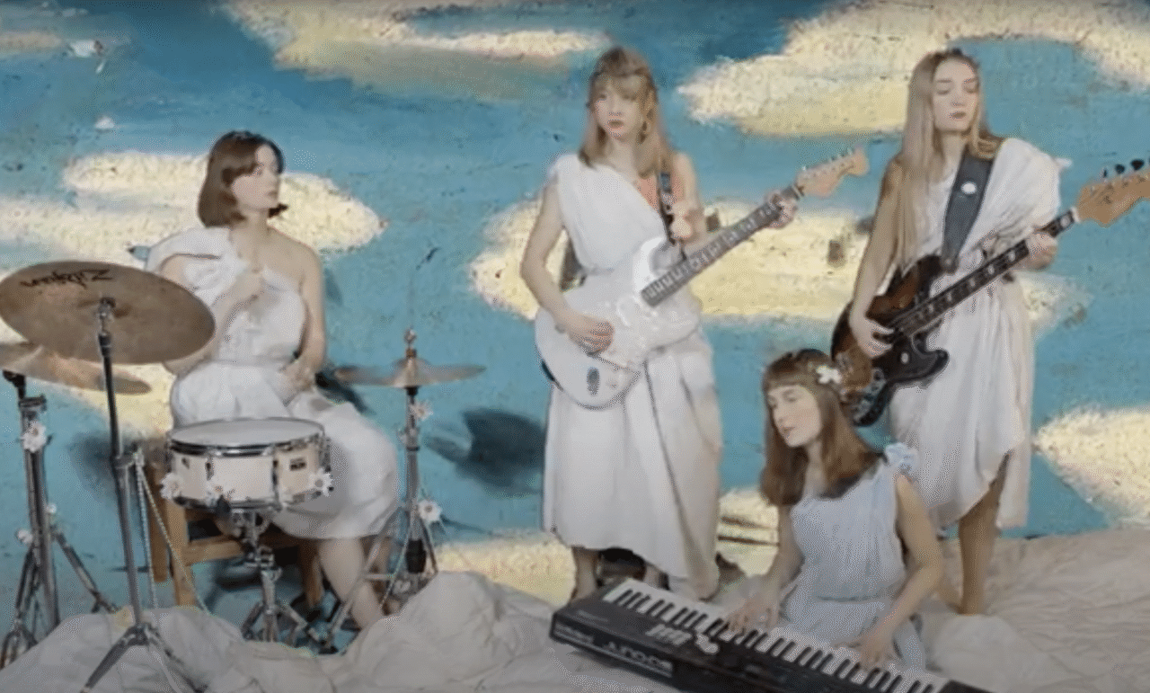 Stillbilde fra videoen til From Scratch