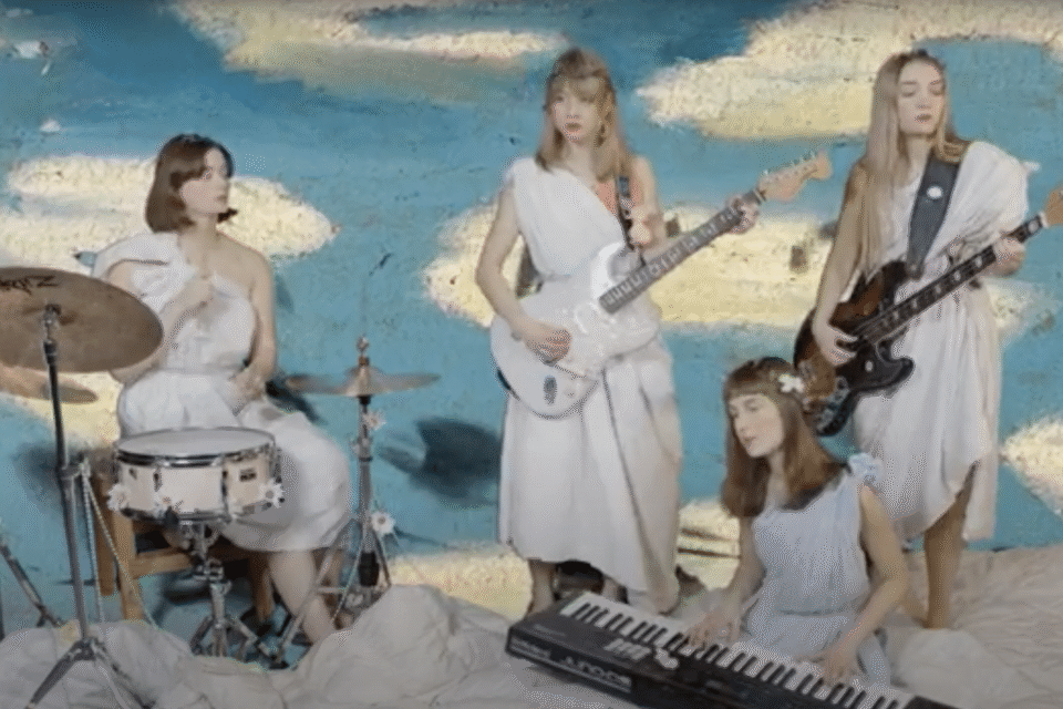 Stillbilde fra videoen til From Scratch