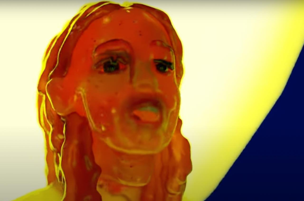 Stillbilde fra Okay Kayas musikkvideo Spinal Tap